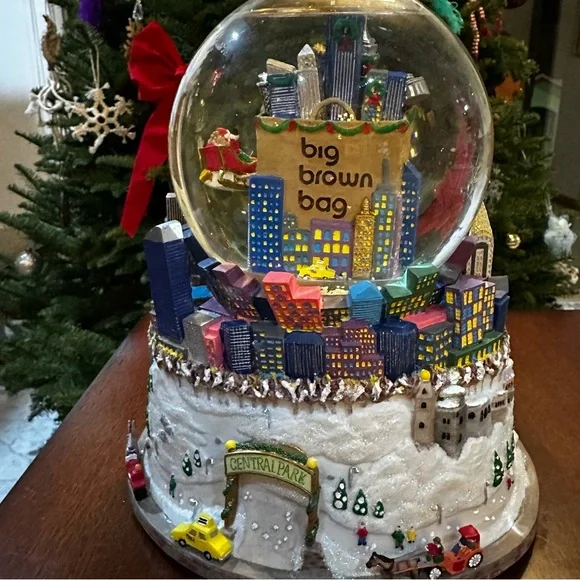 Bloomingdale's NYC Snowglobe/Music Box - Picture 4 of 11